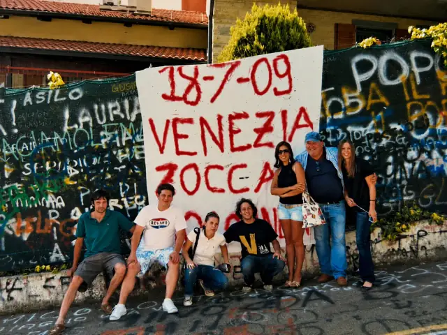 Gita a Zocca davanti alla casa di Vasco Rossi, 2009