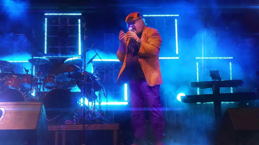 Roberto Carraro durante una serata sul palco
